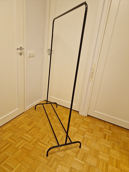 IKEA vaaterekki musta ja valkoinen