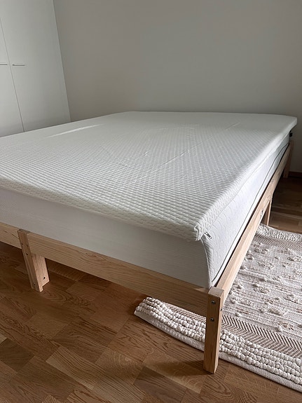 Sängyn runko ja patjat