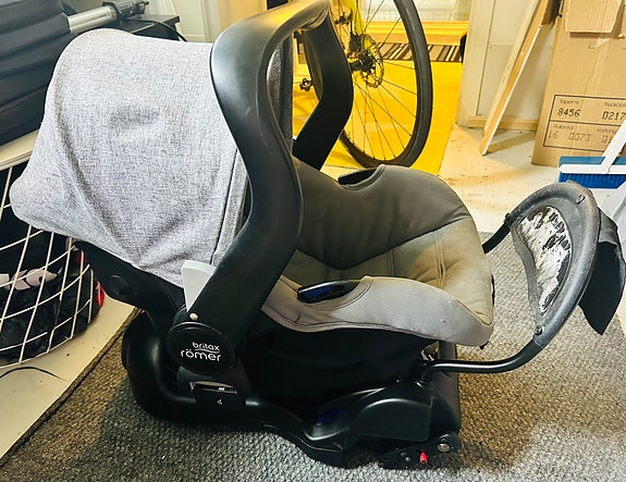 Britax Römer turvakaukalo & jalusta autoon sekä Gessleinin yhteensopivat vaunut