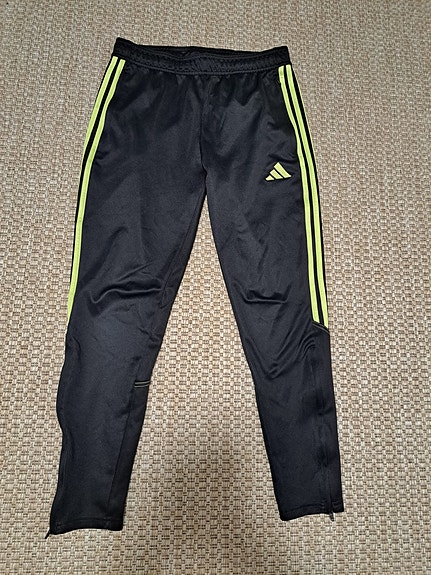Adidas verkkarit