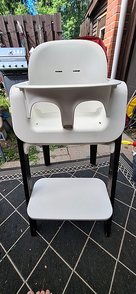 Stokke Steps syöttötuoli valkoinen mustilla jaloilla