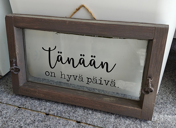 pieni sisustustaulu vanhasta ikkunasta
