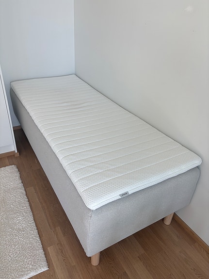 Maskun 80cm sänky ja Ikean petauspatja