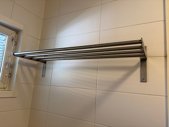 Metallinen seinään kiinnitettävä hylly / naulakko