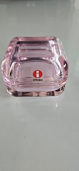Iittala vaaleanpunainen vitriini