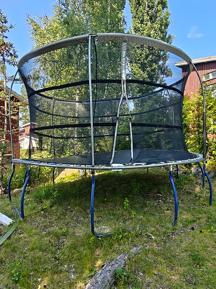 Trampoliini turvaverkolla
