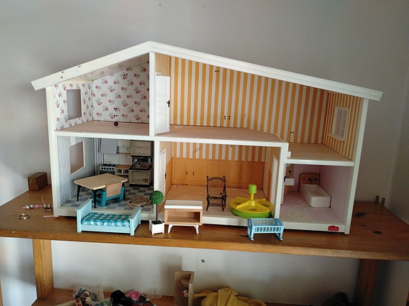 Nukkekoti kalusteilla