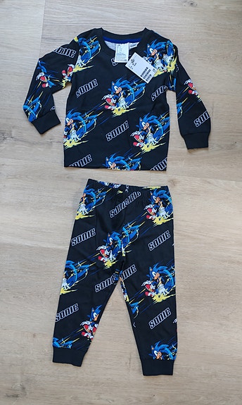 Uusi H&M Sonic yöpuku 92