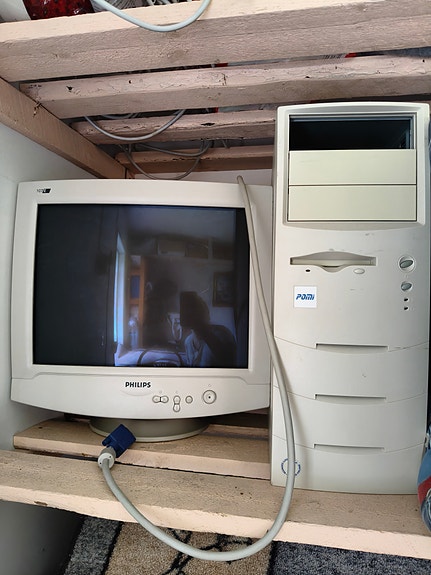 Retro pöytäkone ja näyttö