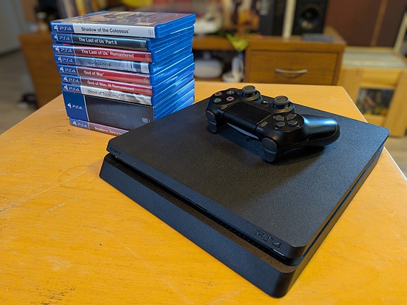 Playstation 4 slim 500GB + 11 huippupeliä