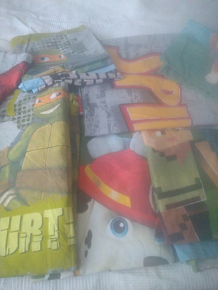 Lasten pussilakanat x4, tyynyliinat x4.
