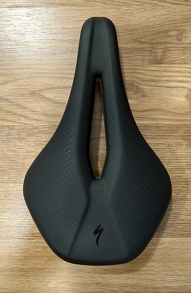 Specialized Body Geometry Power Sport satula teräskiskoilla, koko 155