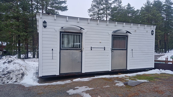 Myydään: Movebox-siirtotalli (2 karsinaa + satulahuone/varasto) – Kuin uusi!