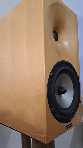amphion argon 2 jalustoilla