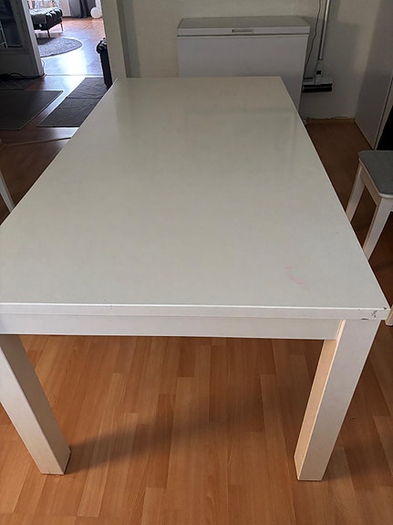Iso ruokapöytä
