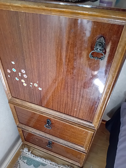 Kaksi kaappia.