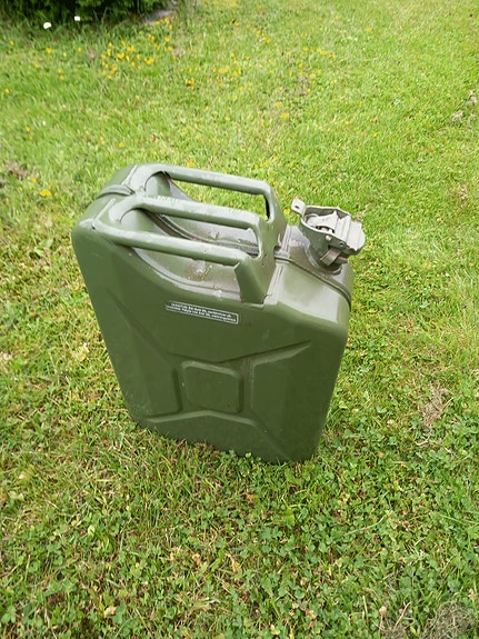 Vihreä Jerry bensakanisteri 20 litranen. Myynnissä 2 kpl. 15 €/kpl