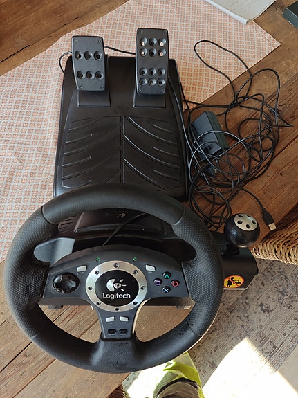 Logitech Driving Force -ratti ja polkimet