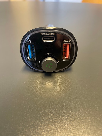 Four USB-autolaturi QC3.0 ja USB-C PD