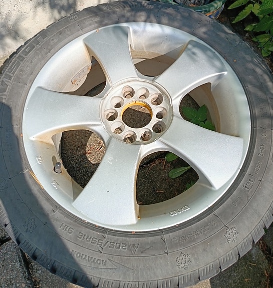 Aluvanteet/renkaat tuplajaolla Volvo S60 olleet