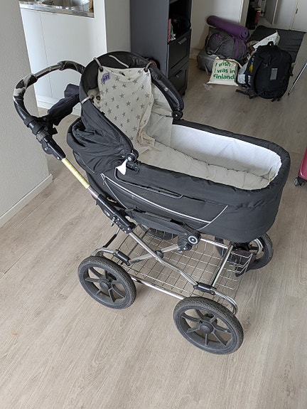 Emmaljunga-yhdistelmävaunut puhkeamattomilla renkailla