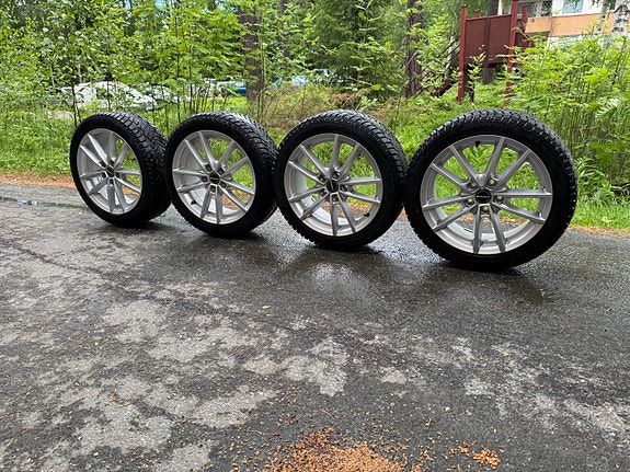 Nastarenkaat 225/45R17 aluvanteilla 5x112