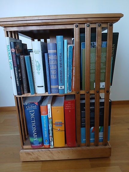 Boknäs keskiruskea kirjakaruselli kork. 69 cm