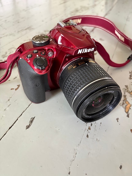 Nikon D3400 punainen järkkäri + laturi