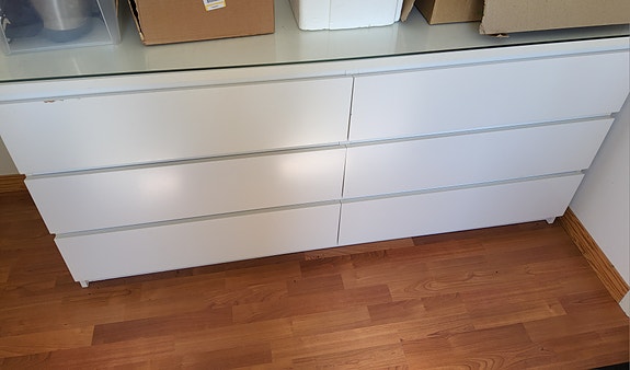 IKEA valkoinen lipasto lasikannella