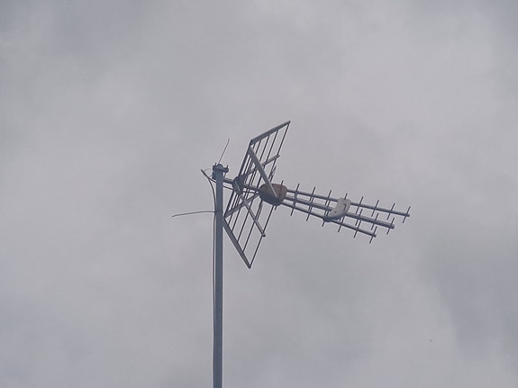 Televes antennivahvistin ja UHF-antennini.