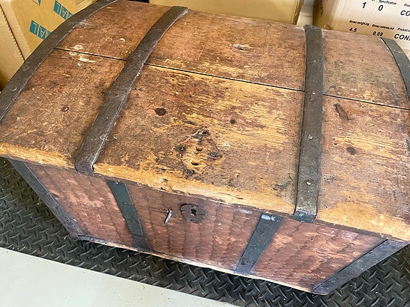 Vanha puinen arkku metallivahvikkeilla