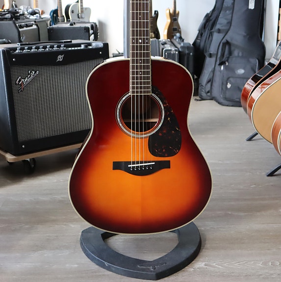 Yamaha LL6ARE elektroakustinen kitara + laukku