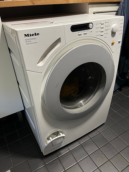 Miele Novotronic pesukone/Rikkinäinen/Annetaan