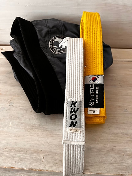 Myydään Sin Moo Hapkido -puku, housut ja vyöt (150cm)