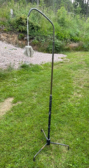 Messinkinen vanha lattiavalaisin entisöintiin