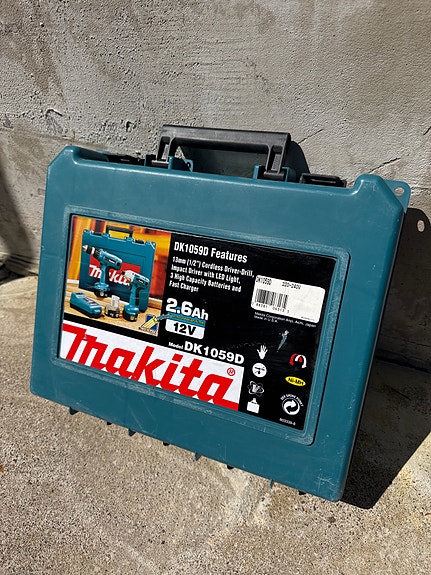 Makita DK1059D 12V porakone ja iskuporakonesarja salkussa