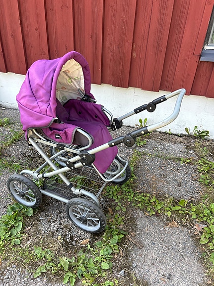 BRIO nukenvaunut violetti