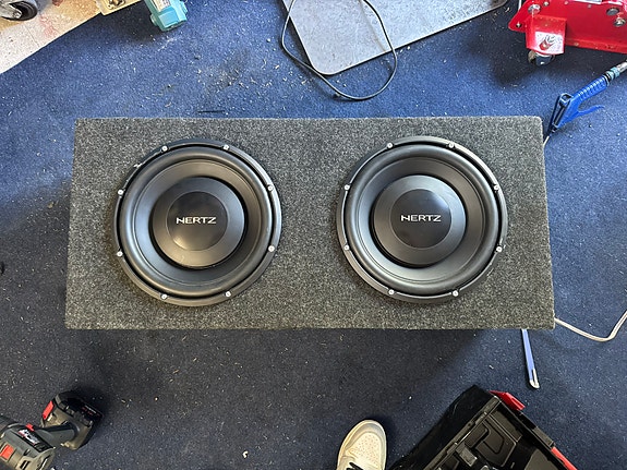 2x12 hertz MPS300 S4 suljetussa kotelossa