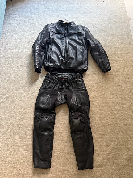 Dainese nahkainen ajopuku (Takki 52, Housut 48)