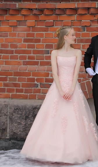 Vaaleanpunainen vanhojentanssimekko