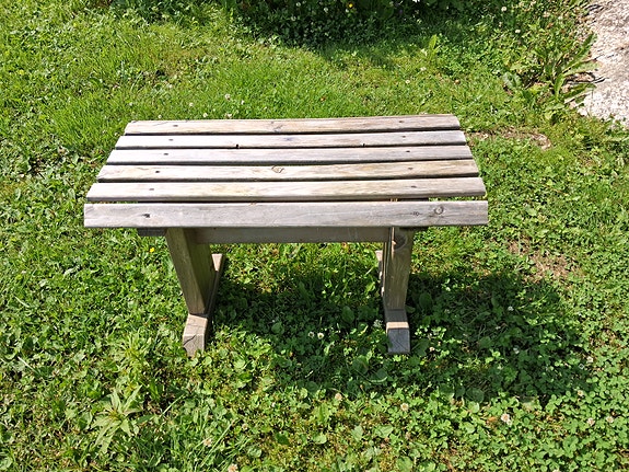 Puinen penkki
