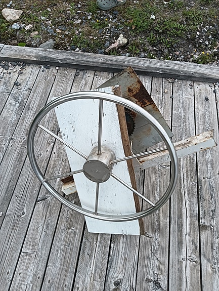 Teräsveneen ruori hydraylisella suuntaventtiilillä