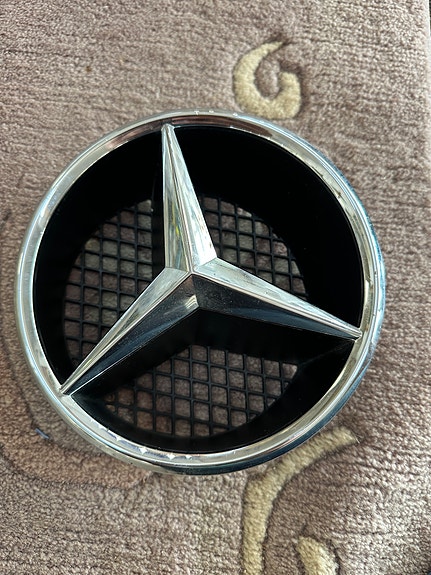 Mercedes-auton tunnus