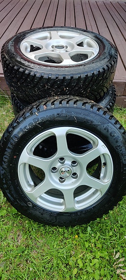 Fox Racing 15" aluvanteet 5x100 ja Kontion nastarenkaat 195/65