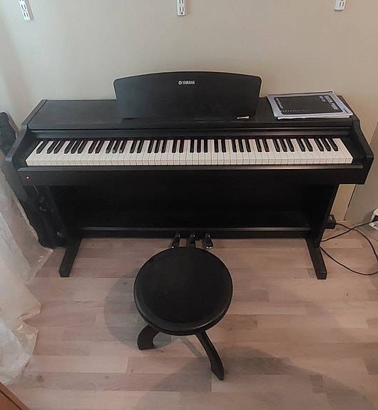 Yamaha YDP-131 sähköpiano