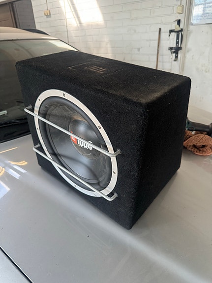 JBL CS1204B subwoofer valmiskotelolla