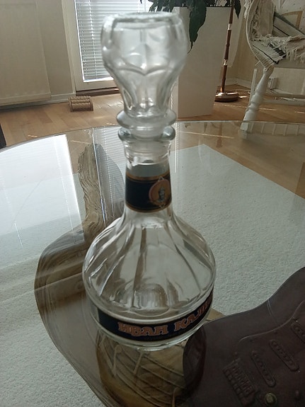Vodka-lasipullo korkilla
