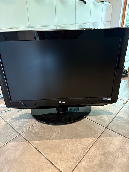 LG taulutelevisio musta