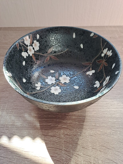 Japanilainen kulho kukka-kuviolla