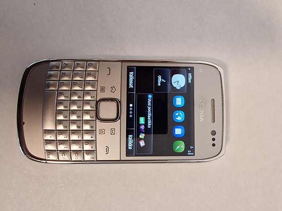 Nokia E6-00 puhelin